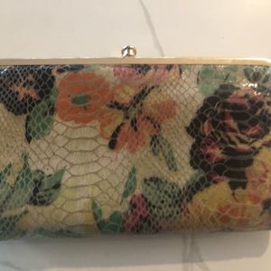 Hobo wallet gently used , beautiful skin color . Clean